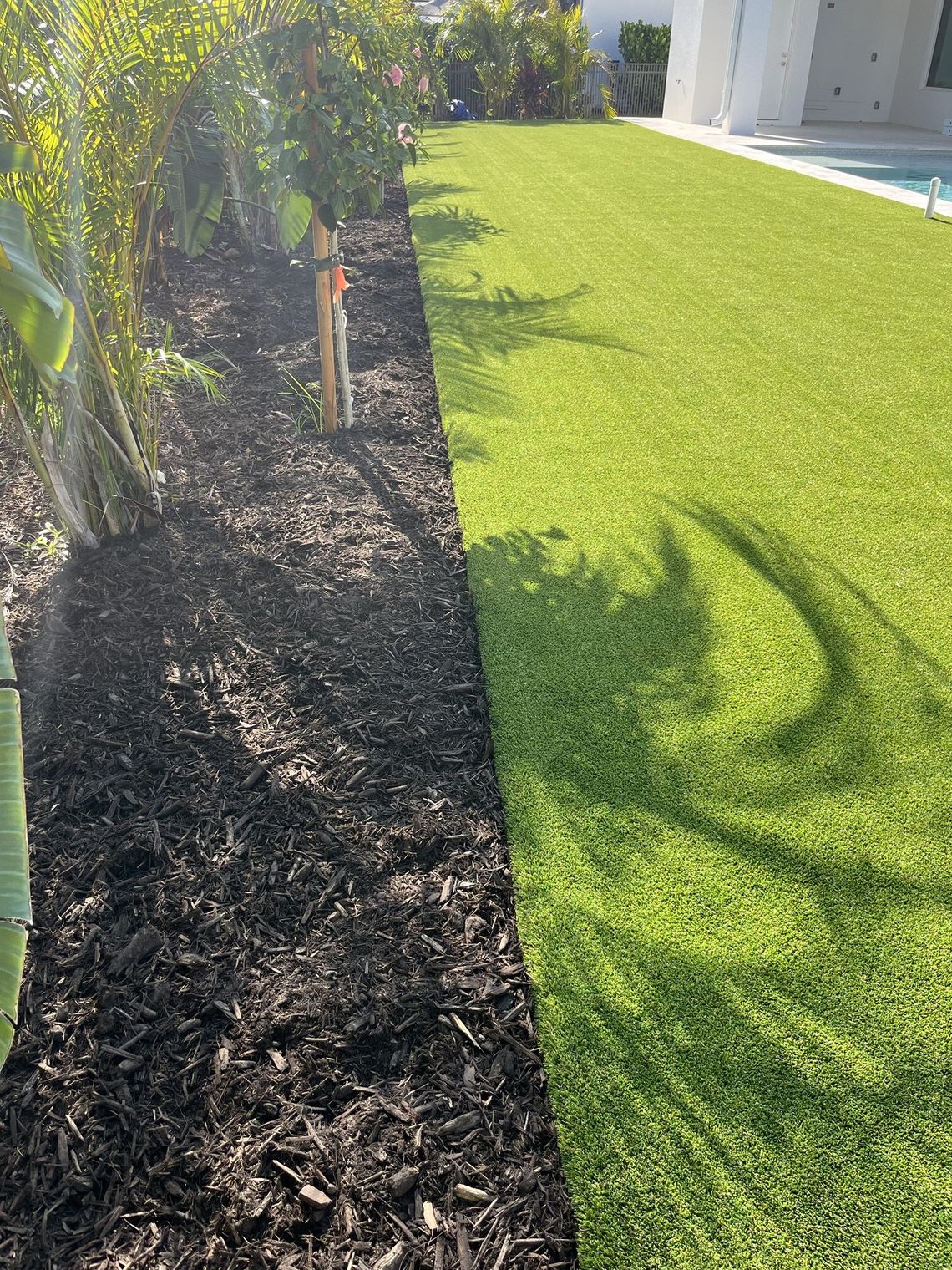 Artificial turf edge against a mulch bed